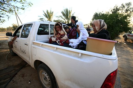 Libyjsk rodina pi pevozu do nemocnice