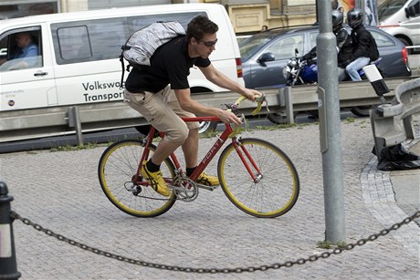 Po svých nebo na kole. Do kanceláí se ráno dostávali zamstnanci velijak