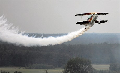 Polský akrobatický pilot Marek Szufa zemel pi letecké show