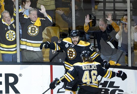 David Krejčí z Bostonu slaví gól do sítě Vancouveru v šestém finále NHL