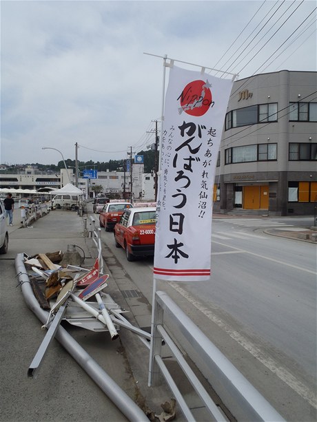 Vlajka s npisem Japonsko, dr se! vlaje v mnoha mstech.