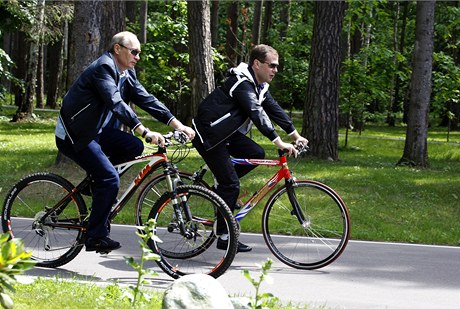 Vladimir Putin a Dmitrij Medvedv na cykloprojíce