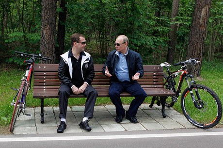 Dmitrij Medvedv a Vladimir Putin odpovaj bhem cykloprojky