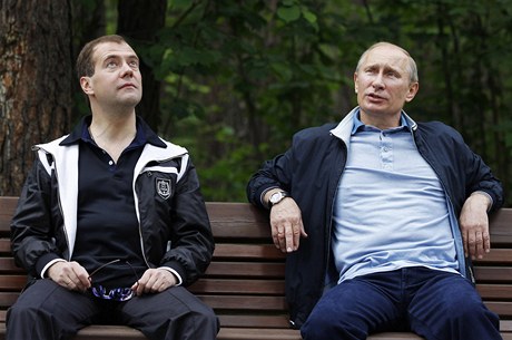 Rusk prezident Dmitrij Medvedv a premir Vladimir Putin se tv jako 'obyejn lid'