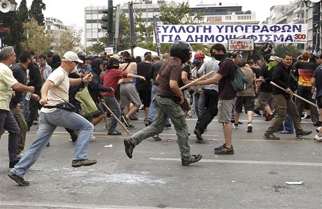 Demonstranti v ulicích Athén nedaleko eckého parlamentu.