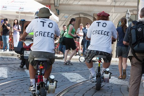 Alternativní zpsob dopravy do práce zvolili i dva mui, kteí soud dle nápisu "TO GREECE" (DO ECKA) na trikách se stávkou nesouhlasili. ecká ekonomika je na tom toti velmi patn, ale obyvatelé zem odmítají akceptovat úsporná opatení. A stávkují.