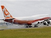 Boeing 747-8  pistává na letiti Le Bourget. 