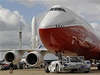 Boeing 747-8 stojící na francouzském letiti.
