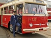 Údrbá Jií Trnka u historického trolejbusu koda 9Tr