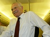 V letadle. Václav Klaus se vrací z návtvy Slovenska v roce 2003