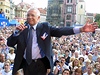 Pedvolební kampa ODS v roce 2002 v Praze. Václav Klaus si uívá plné Staromstské námstí