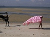 Projekt Extrémní kostým - Betty Boob on the Beach. Pat Oleszko, USA 