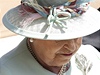 Královna Albta II. a její klobouk potetí