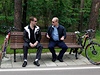 Dmitrij Medvedv a Vladimir Putin odpoívají bhem cykloprojíky
