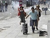 Turisté utíkají z centra Athén, kde zuí boj mezi demonstranty a policií.