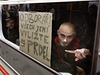 Asi 200 lidí protestovalo proti stávce dopravních odbor tím, e zstali ve stanici metra Dejvická i po skonení provozu metra.