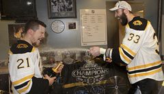 Vancouver - Boston (Ference slaví se Zdenem Chárou).