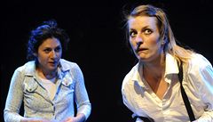 Anna Polívková a Martha Issová ve h�e Krasavice Interkontinentální