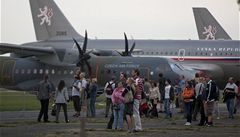 Dotknout se návtvníci mohli i nového transportního letounu CASA a Airbusu A-319 (v pozadí).