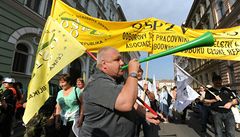 Odborá�i m�li pí��alky a transparenty.