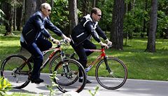 OBRAZEM: Medveděv a Putin jako 'obyčejní lidé'