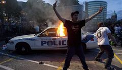 Neukáznní fanouci Vancouveru zapalovali i policejní vozy