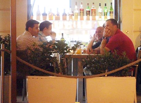 Ve vinárn v centru Bratislavy. Vpravo sedí Martin Barták (v brýlích) a Libor Vrba. Jak dokazuje snímek, oba mui se minimáln od kvtna dobe znají. Te pracují pro miliardáe Tomáe Chrenka.