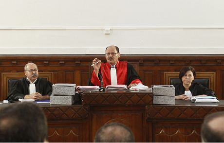 Soudce Touhami Hafian pi procesu, který soudí v nepítomnosti svreného prezidenta Tuniska Zina Al-Abidina Ben Aliho.