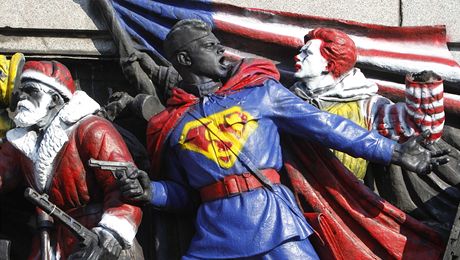 Superman, McDonaldv klaun a Santa Claus nahradili sovtskou armádu