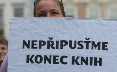Stovky lidí demonstrovalo v Praze na Staromstském námstí proti zvýení DPH u knih.