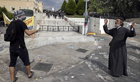 Kněz v Řecku zaútočil na biskupy kyselinou, deset lidí skončilo v nemocnici