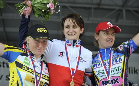 Martina Sáblíková (uprosted) ovládla republikové mistrovství v silniní cyklistice