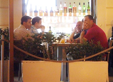 Ve vinárn v centru Bratislavy. Vpravo sedí Martin Barták (v brýlích) a Libor Vrba. Jak dokazuje snímek, oba mui se minimáln od kvtna dobe znají. Te pracují pro miliardáe Tomáe Chrenka.