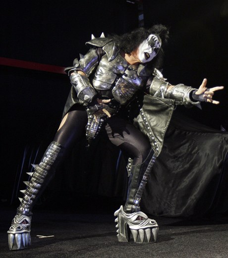 Zpvk a baskytarista skupiny Kiss Gene Simmons