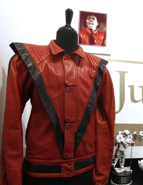 Červené sako Michaela Jacksona se vydražilo za 31 milionů