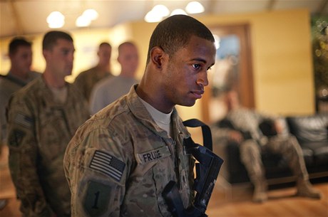 Americký voják v televizi sleduje projev Baracka Obamy o plánovaném staení vojsk z Afghánistánu. 