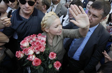 Julie Tymoenkov zdrav sv stoupence pi odchodu od sttnho alobce v Kyjev (24.5. 2011).