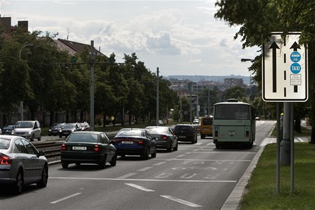 V drtivé vtin pípad jsou pruhy vyhrazeny MHD jen ve pikách a na ceduli je pesné asové vymezení. Stráníci v Podbradské loví idie i mimo piky.