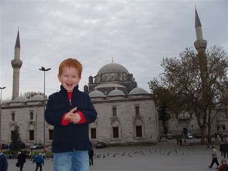 Honzík v Turecku. Jsou mu čtyři roky, rodiče na něj mluví česky, učitelky ve školce anglicky a děti turecky