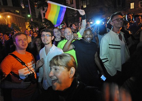 Lidé v ulicích New Yorku slaví schválení homosexuálních satk