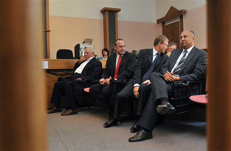 Bývalý éf eskomoravského fotbalového svazu Frantiek Chvalovský (zcela vlevo) usedl 28. ervna na lavici obalovaných u Mstského soudu v Praze.