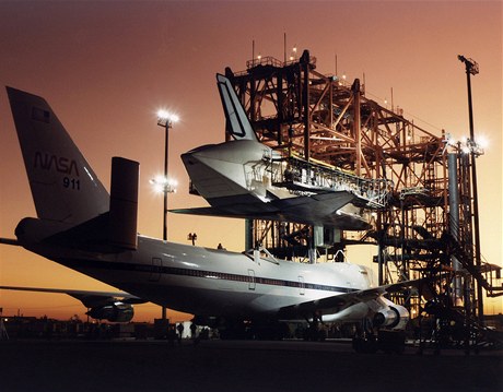 Raketopln Atlantis na stee specilnho nkladnho letounu NASA. (1. 1. 1991)