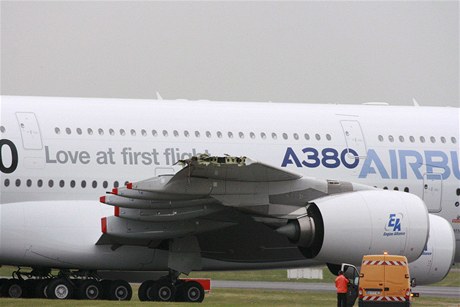 Obí Airbus A380 s pokozeným kídlem.