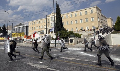 Policie zasahuje proti demonstrantm ped eckm parlamentem