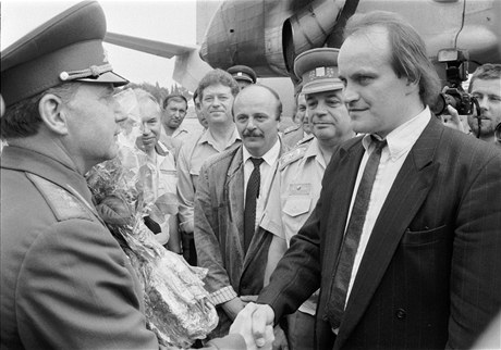 Generál Eduard Vorobjov (vlevo) se na kbelském letiti louí se zmocnncem pro odchod vojsk Michaelem Kocábem