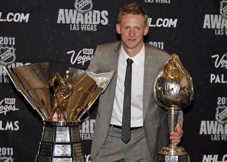 Corey Perry s trefojemi. Maurice "Rocket" Richard Trophy a Hart Memorial Trophy