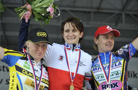 Martina Sáblíková (uprostřed) ovládla republikové mistrovství v silniční cyklistice