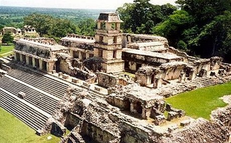 Mayská pyramida a palác ve městě Palenque v jižním Mexiku