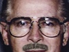 James "Whitey" Bulger na fotografii z roku 1994 a jeho moná podoba s knírkem zveejnná FBI v rámci kampan za jeho dopadení. 