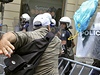 Potyky mezi demonstranty a policií v Aténách. 
